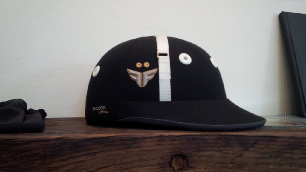 Casco tapizado negro de Falcon