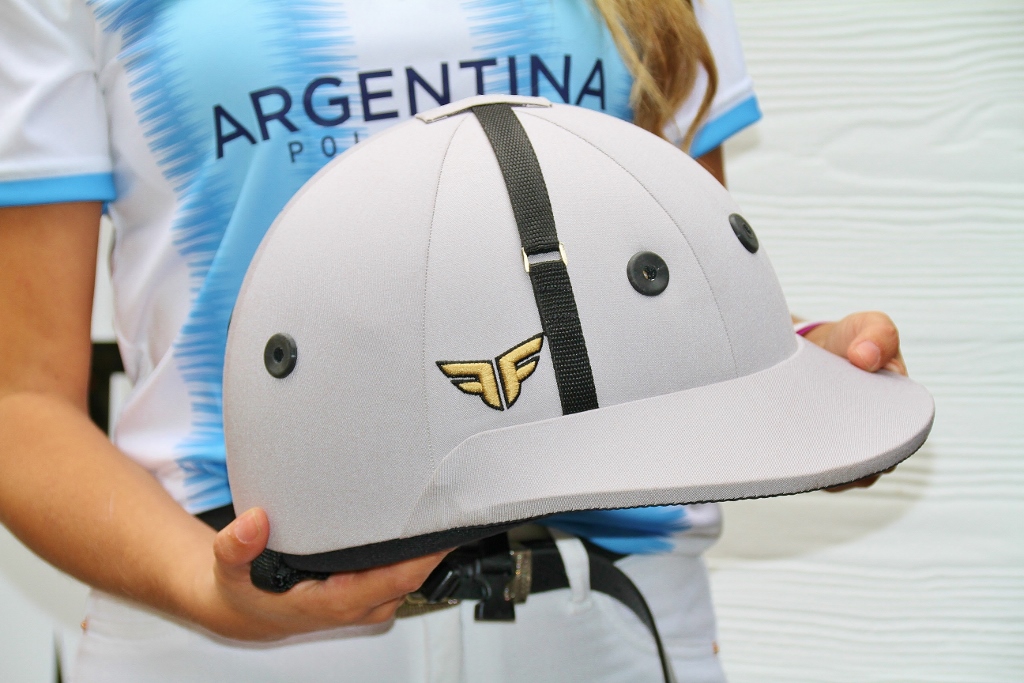 Persona sosteniendo un casco Falcon