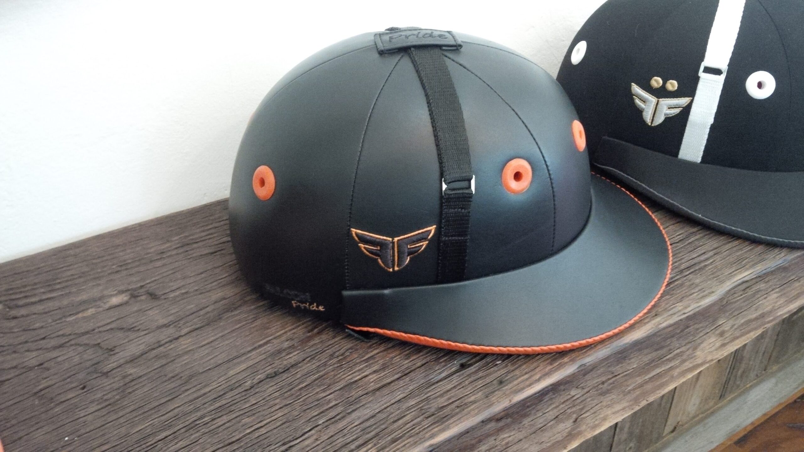 Casco de polo personalizado de Falcon Polo